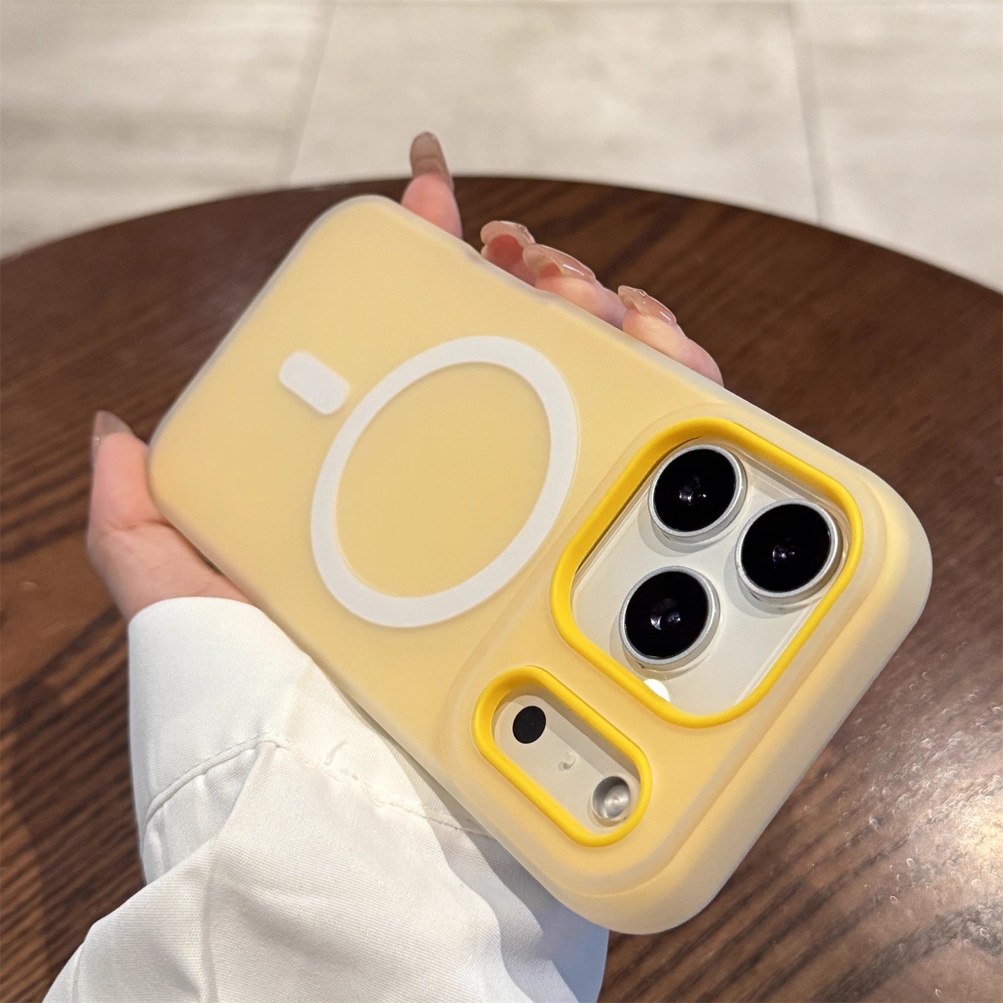 Jelly Magnetic Two-In-One Apple 17 Frosted Simple Anti-Fall LUXORA